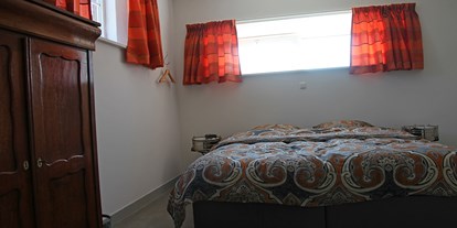 Rollstuhlgerechte Unterkunft - Das orangefarbene Schlafzimmer liegt direkt neben dem angepassten Badezimmer. - ievers yn Fryslân