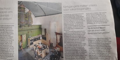 Rollstuhlgerechte Unterkunft - Die schöne Art und Weise, wie die kleine Kirche in ein Ferienhaus umgebaut wurde, erregte die Aufmerksamkeit von Journalisten und Fachzeitschriften.  - ievers yn Fryslân