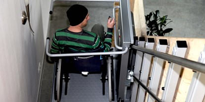 Rollstuhlgerechte Unterkunft - Barrierefreiheit-Merkmale: Für Gäste mit Sehbehinderung oder blinde Menschen - Niederlande - Um vom Wohnzimmer im Erdgeschoss zum Sitzbereich und zur Dachterrasse im ersten Stock zu gelangen, benutzen Sie den Aufzug. - ievers yn Fryslân