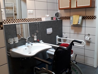 Rollstuhlgerechte Unterkunft - Barrierefreiheit-Merkmale: Für Gäste mit Gehbehinderung oder Rollstuhlfahrer - Thesenvitz - Extraspiegel über dem Waschtisch - Ferienwohnungen "Käpt´n Udo"