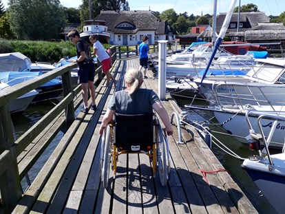 Rollstuhlgerechte Unterkunft - Barrierefreiheit-Merkmale: Für Gäste mit Gehbehinderung oder Rollstuhlfahrer - Middelhagen - Spazieren in Ralswiek - Ferienwohnungen "Käpt´n Udo"