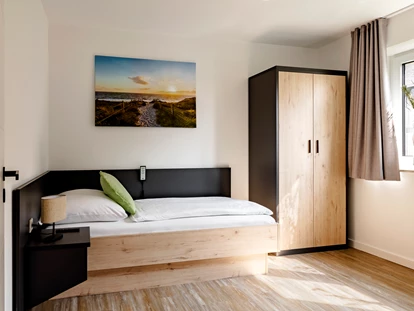 Rollstuhlgerechte Unterkunft - Unterkunftsart: Ferienhaus - Büsum - Schlafzimmer 1 im Erdgeschoss mit Pflegebett 90x200cm (elektrisch verstellbar) - Haus Fichte