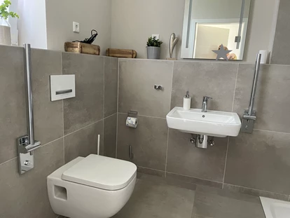 Rollstuhlgerechte Unterkunft - Pflegebett - Büsum - WC/Dusche im Erdgeschoss mit unterfahrbarem Waschbecken inkl. Haltegriff und WC inkl Haltegriff - Korn-Koje