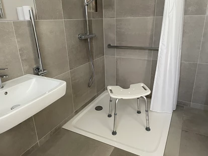 Rollstuhlgerechte Unterkunft - Pflegebett - Büsum - Barrierefreie, begehbare Dusche mit Duschhocker und Haltegriff - Korn-Koje
