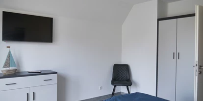 Rollstuhlgerechte Unterkunft - Büsum - Schlafzimmer 2 (OG) mit Kommode, Kleiderschrank und Smart-TV - Ferienbude an den Wehlen