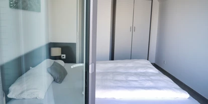 Rollstuhlgerechte Unterkunft - Unterkunftsart: Ferienhaus - Büsum - Schlafzimmer 3 (OG) mit Doppelbett (180x200cm), Kleiderschrank und Smart-TV - Ferienbude an den Wehlen