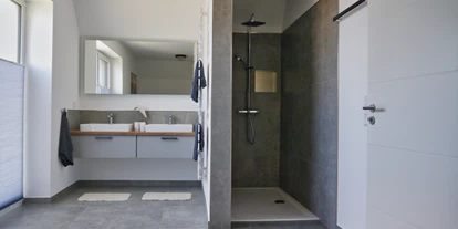 Rollstuhlgerechte Unterkunft - Büsum - Badezimmer oben mit Doppelwaschbecken, Badewanne, Dusche und Sauna - Ferienbude an den Wehlen