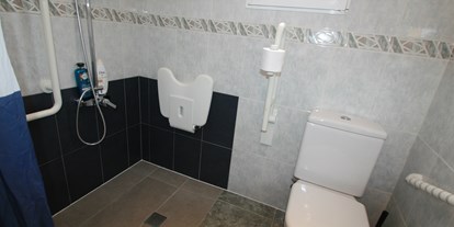 Rollstuhlgerechte Unterkunft - Unterkunftsart: Gästehaus - Comunidad Valenciana - Schwellenloser Duschbereich mit Haltegriffen und Duschklappsitz - Residencial Thomas A1-A4