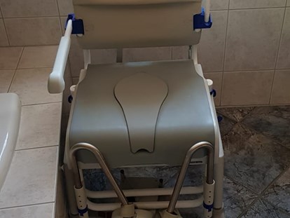 Rollstuhlgerechte Unterkunft - mit Hund - Duschstuhl mit Kopf- und Fussstütze kippbar - Pflegepension am Kronbügl