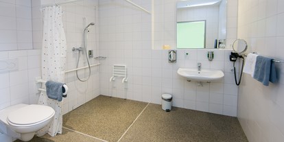 Rollstuhlgerechte Unterkunft - ...  barrierefreie Badezimmerausstattung mit Notsignal, - business+conference Sporthotel Großwallstadt