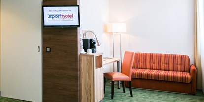 Rollstuhlgerechte Unterkunft - Unterkunftsart: Hotel - ... Minibar-Flat, Tassimo-Maschine - business+conference Sporthotel Großwallstadt