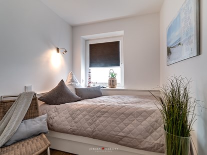 Rollstuhlgerechte Unterkunft - mit Hund - Köhn - Schlafzimmer mit verstellbarem Einzelbett - Luxusferienwohnung Hafenkino in Kappeln/Olpenitz