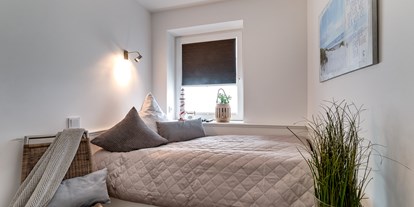 Rollstuhlgerechte Unterkunft - Fiefbergen - Schlafzimmer mit verstellbarem Einzelbett - Luxusferienwohnung Hafenkino in Kappeln/Olpenitz