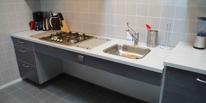Rollstuhlgerechte Unterkunft - Unterfahrbares Waschbecken im Badezimmer und auch Spülbecken sowie Herd in der Küche. - de Zilte Wind