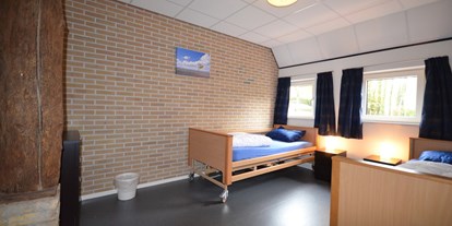 Rollstuhlgerechte Unterkunft - Unterkunftsart: Gästehaus - Friesland - Der geräumige Schlafraum mit Einzelbetten. - de Zilte Wind