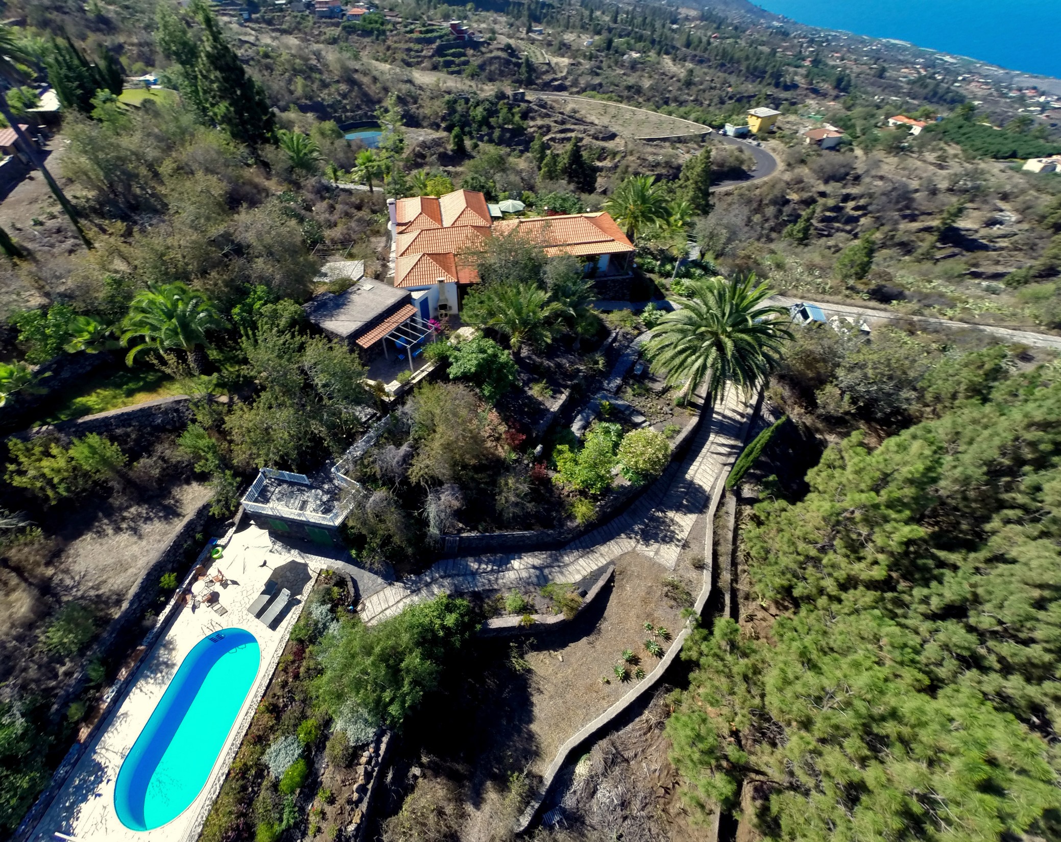 Rollstuhlgerechte Unterkunft: Villa Finca Tijarafe aus der Vogelperspektive (Drohnenbild) - Blick nach Süd - weitere Bilder finden sich auf unserer Webseite www.tijarafe.de - Villa Finca Tijarafe mit beheiztem Pool - barrierefreier Eingang
