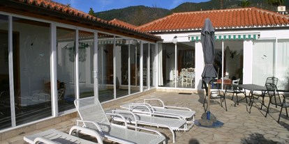 Rollstuhlgerechte Unterkunft - Unterkunftsart: Ferienhaus - Tijarafe - Südterrasse mit Sonnenliegen - Villa Finca Tijarafe mit beheiztem Pool - barrierefreier Eingang