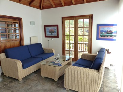 Rollstuhlgerechte Unterkunft - Blaue Sofas - Villa Finca Tijarafe mit beheiztem Pool - barrierefreier Eingang