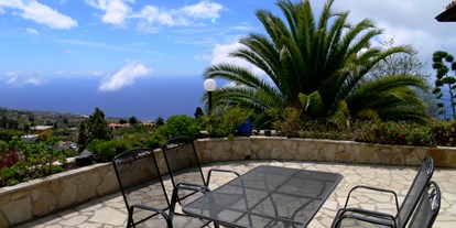 Rollstuhlgerechte Unterkunft - Südterrasse - Gartenmöbel - Villa Finca Tijarafe mit beheiztem Pool - barrierefreier Eingang