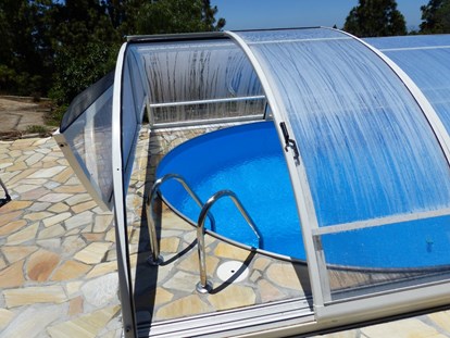 Rollstuhlgerechte Unterkunft - Schwimmbad - Einstiegsmöglichkeit bei geschlossener Bedachung  - Villa Finca Tijarafe mit beheiztem Pool - barrierefreier Eingang