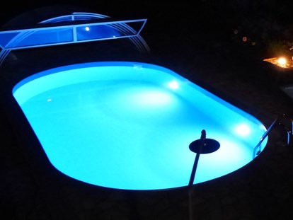 Rollstuhlgerechte Unterkunft - Spanien - Poolbeleuchtung abends - Villa Finca Tijarafe mit beheiztem Pool - barrierefreier Eingang