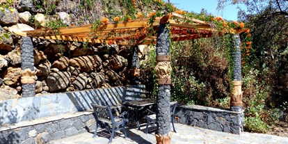 Rollstuhlgerechte Unterkunft - Unterkunftsart: Ferienhaus - Pergola im Garten - Villa Finca Tijarafe mit beheiztem Pool - barrierefreier Eingang