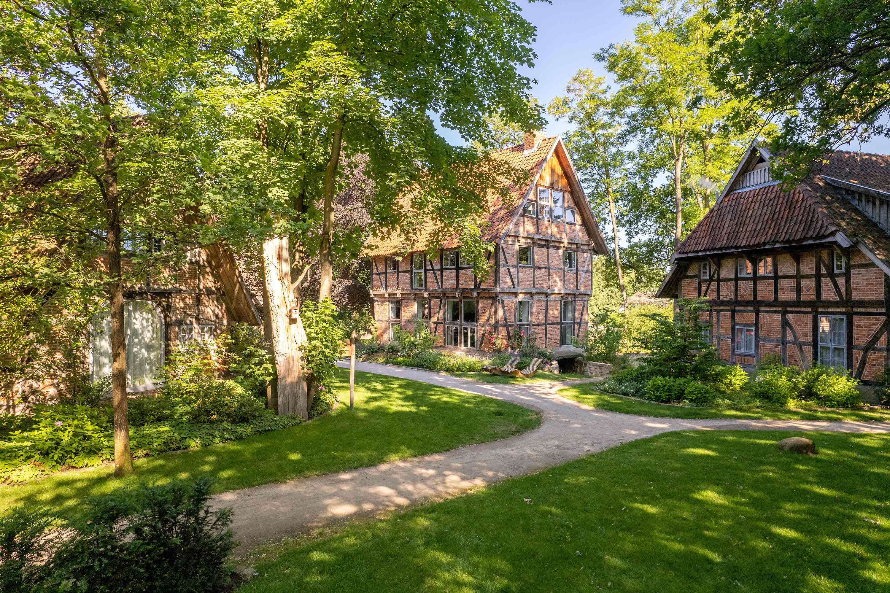 Rollstuhl-Urlaub - Das Gelände ist mit einer wassergebundenen Wegedecke ausgestattet - Biohotel Wildland