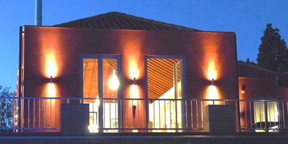 Rollstuhlgerechte Unterkunft - Unterkunftsart: Ferienhaus - Abendliche Beleuchtung der Villa - Villa Atlantico mit beheiztem Pool und barrierefreiem Eingang