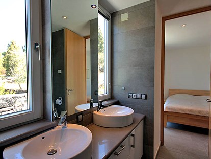 Rollstuhlgerechte Unterkunft - Doppelwaschbecken im Bad, Schlafzimmer - Villa Atlantico mit beheiztem Pool und barrierefreiem Eingang