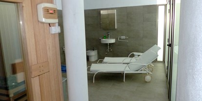 Rollstuhlgerechte Unterkunft - Unterkunftsart: Ferienhaus - Sauna - Ruhebereich mit Regendusche, Waschbecken, WC und Bidet - Villa Atlantico mit beheiztem Pool und barrierefreiem Eingang