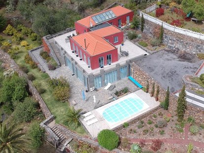 Rollstuhlgerechte Unterkunft - Unterkunftsart: Ferienhaus - Dronenbild von Süden - Villa Atlantico mit beheiztem Pool und barrierefreiem Eingang