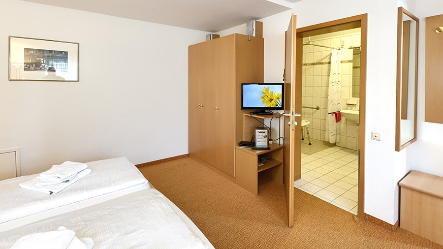 Rollstuhl-Urlaub - Barrierefreies Doppelzimmer mit Sitzecke - Apartmenthaus Bad Bellingen
