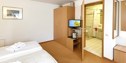 Rollstuhlgerechte Unterkunft - Pflegebett - Baden-Württemberg - Barrierefreies Doppelzimmer mit Sitzecke - Apartmenthaus Bad Bellingen