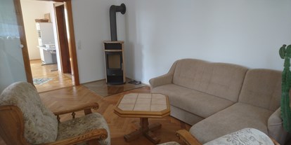 Rollstuhlgerechte Unterkunft - Pflegebett - PLZ 09427 (Deutschland) - Wohnzimmer mit Aufbettmöglichkeit  - Rollstuhlferienhaus Erzgebirge