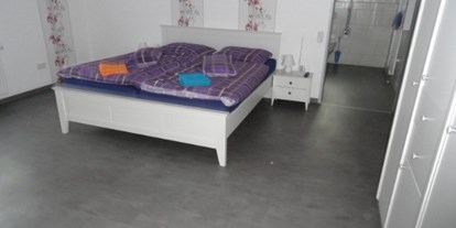 Rollstuhlgerechte Unterkunft - Großes Bett mit Sender für internen Hausnotruf - Ferienhaus Amelsberg