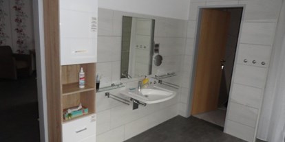 Rollstuhlgerechte Unterkunft - Krummhörn - Extra tiefer Spiegel und Wasserhahn mit langem Bedienhebel - Ferienhaus Amelsberg