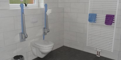 Rollstuhlgerechte Unterkunft - Nordseeküste - Toilette mit beidseitig klappbaren Haltegriffen - Ferienhaus Amelsberg