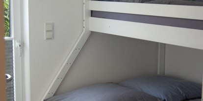 Rollstuhlgerechte Unterkunft - Leer (Ostfriesland) - Schlafzimmer mit Etagenbett für bis zu 3 Personen - Ferienwohnung am See