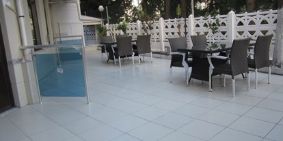 Rollstuhlgerechte Unterkunft - Türkische Ostküste - behindertengerechte Terrasse - HOTEL ROLLI