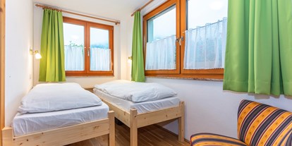Rollstuhlgerechte Unterkunft - Pflegebett - Glanegg (Grödig) - kleineres Fichtenschlafzimmer - Villa Mandl bei Zell am See Pool Sauna Hunde erl. Rollstuhlgängig
