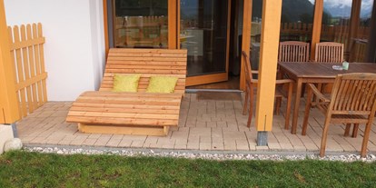 Rollstuhlgerechte Unterkunft - Holzliege auf Terrasse - Villa Mandl bei Zell am See Pool Sauna Hunde erl. Rollstuhlgängig