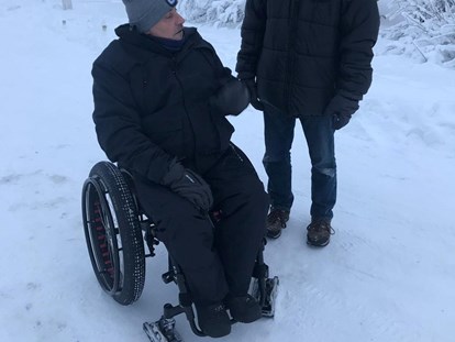 Rollstuhlgerechte Unterkunft - Barrierefreiheit-Merkmale: Für Gäste mit Gehbehinderung oder Rollstuhlfahrer - Nordschweden - The "Wheelblades" attached to front wheels help you move through the snow - The Friendly Moose Lapland