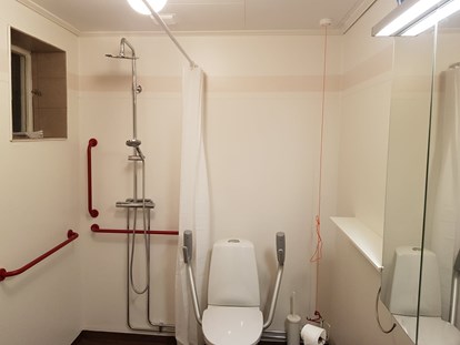 Rollstuhlgerechte Unterkunft - Barrierefreiheit-Merkmale: Für Gäste mit Gehbehinderung oder Rollstuhlfahrer - Süd-Lappland - Both of our apartments have acesssible roll-in wetrooms, although one is slightly on the small side so more suited to guests who can stand and make their own way to the shower chair.  - The Friendly Moose Lapland