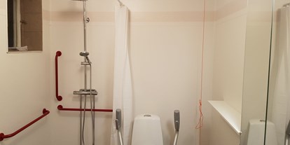 Rollstuhlgerechte Unterkunft - Süd-Lappland - Both of our apartments have acesssible roll-in wetrooms, although one is slightly on the small side so more suited to guests who can stand and make their own way to the shower chair.  - The Friendly Moose Lapland