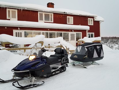 Rollstuhlgerechte Unterkunft - Barrierefreiheit-Merkmale: Für Gäste mit Gehbehinderung oder Rollstuhlfahrer - Süd-Lappland - Our snowmobile and pulka can transport you into the most magical winter forests, where we can enjoy coffee and food cooked over an open fire.. - The Friendly Moose Lapland