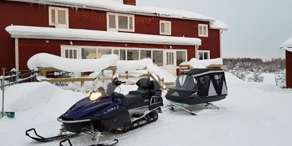 Rollstuhlgerechte Unterkunft - Süd-Lappland - Our snowmobile and pulka can transport you into the most magical winter forests, where we can enjoy coffee and food cooked over an open fire.. - The Friendly Moose Lapland