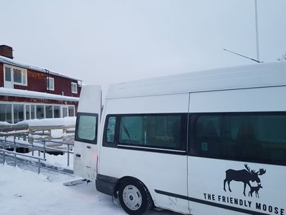 Rollstuhlgerechte Unterkunft - Unterkunftsart: Gästehaus - Norrbottens - Airport transfers and all travel throughout your winter holiday is on our wheelchair-adapted high-roof minibus. We have 9 seats, plus space for 2 passengers to travel in their own wheelchair. The Friendly Moose has ramp access and all guest accommodation is on the ground floor. - The Friendly Moose Lapland