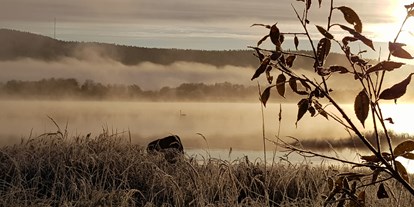 Rollstuhlgerechte Unterkunft - Süd-Lappland - The first mists and frosts of Autumn on the river Torne. The hill in the background is Finland. We are right on the border between Sweden and Finland so both countries can be explored.  - The Friendly Moose Lapland