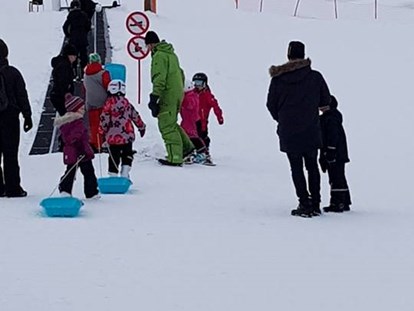 Rollstuhlgerechte Unterkunft - Unterkunftsart: Gästehaus - Norrbottens - Gentle sliding fun on our sledges and large snowtube. Rediscover the child inside you. - The Friendly Moose Lapland