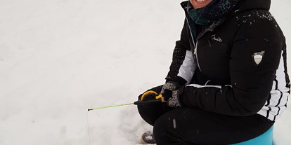 Rollstuhlgerechte Unterkunft - Süd-Lappland - Tryb your hand at Ice Fishing. - The Friendly Moose Lapland